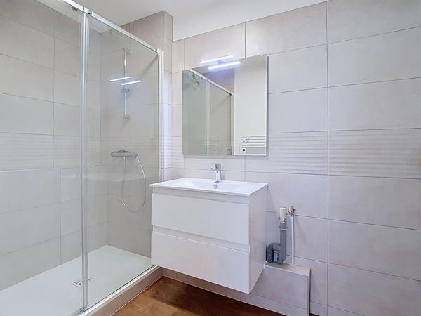 A LOUER - PAU PROCHE CENTRE VILLE APPARTEMENT T2 RENOVE AVEC BALCON, UNE PLACE DE PARKING ET UNE CAVE