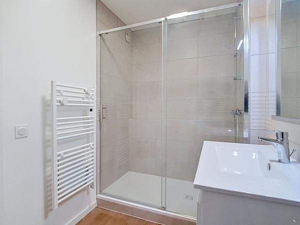 A LOUER - PAU PROCHE CENTRE VILLE APPARTEMENT T2 RENOVE AVEC BALCON, UNE PLACE DE PARKING ET UNE CAVE