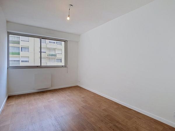 A LOUER - PAU PROCHE CENTRE VILLE APPARTEMENT T2 RENOVE AVEC BALCON, UNE PLACE DE PARKING ET UNE CAVE