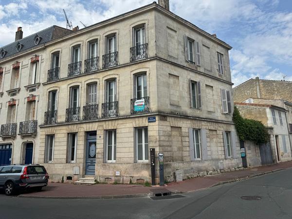 Rochefort Centre-Ville : Maison de Maître 230m² - 6 chambres, jardin et garage attenant