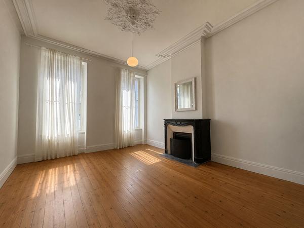 Rochefort Centre-Ville : Maison de Maître 230m² - 6 chambres, jardin et garage attenant