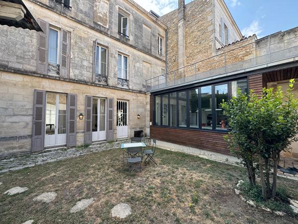 Rochefort Centre-Ville : Maison de Maître 230m² - 6 chambres, jardin et garage attenant