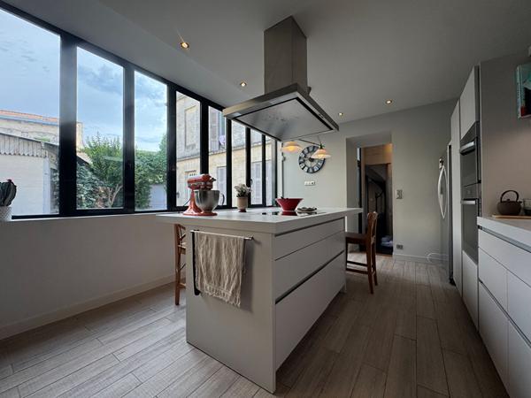 Rochefort Centre-Ville : Maison de Maître 230m² - 6 chambres, jardin et garage attenant