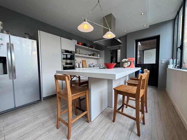 Rochefort Centre-Ville : Maison de Maître 230m² - 6 chambres, jardin et garage attenant