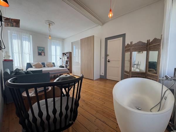 Rochefort Centre-Ville : Maison de Maître 230m² - 6 chambres, jardin et garage attenant