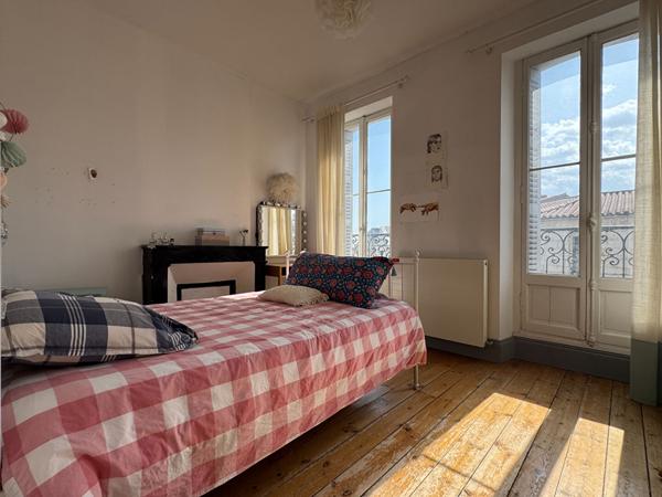 Rochefort Centre-Ville : Maison de Maître 230m² - 6 chambres, jardin et garage attenant