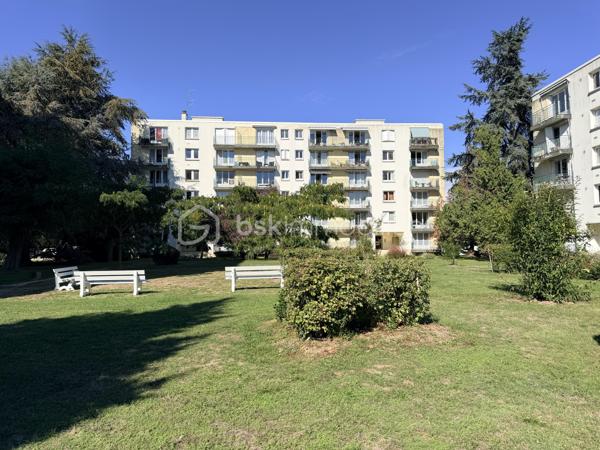 Nouveauté appartement T2, rue de la Fosse Marine, à proximité de l'arrêt Tram Christ Roi.
Dans une résidence au calme, bien entretenue avec des espaces vert, appartement au 1 er étage avec ascenseur.
Entrée avec rangements, salon sejour exposé sud avec balcon, cuisine séparée, chambre spacieuse avec balcon, salle de bain avec fenêtre, wc séparés.
Chauffage individuel, faibles charges.
OPPORTUNITÉ À SAISIR