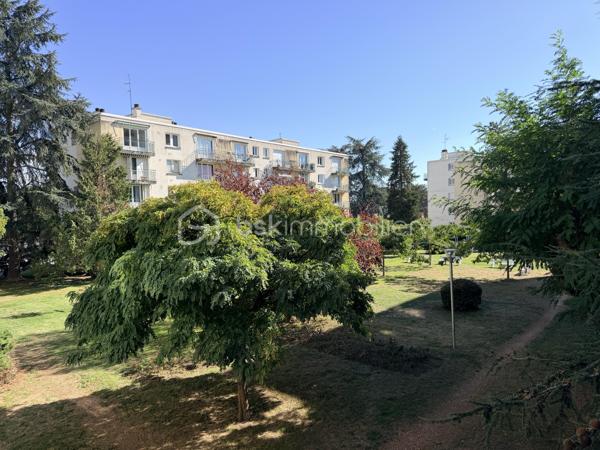 Nouveauté appartement T2, rue de la Fosse Marine, à proximité de l'arrêt Tram Christ Roi.
Dans une résidence au calme, bien entretenue avec des espaces vert, appartement au 1 er étage avec ascenseur.
Entrée avec rangements, salon sejour exposé sud avec balcon, cuisine séparée, chambre spacieuse avec balcon, salle de bain avec fenêtre, wc séparés.
Chauffage individuel, faibles charges.
OPPORTUNITÉ À SAISIR
