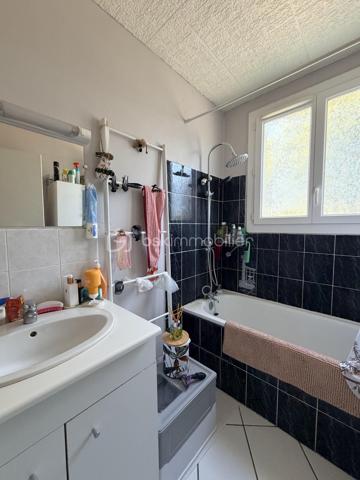 Nouveauté appartement T2, rue de la Fosse Marine, à proximité de l'arrêt Tram Christ Roi.
Dans une résidence au calme, bien entretenue avec des espaces vert, appartement au 1 er étage avec ascenseur.
Entrée avec rangements, salon sejour exposé sud avec balcon, cuisine séparée, chambre spacieuse avec balcon, salle de bain avec fenêtre, wc séparés.
Chauffage individuel, faibles charges.
OPPORTUNITÉ À SAISIR