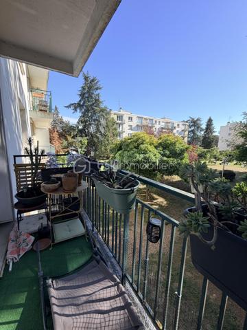 Nouveauté appartement T2, rue de la Fosse Marine, à proximité de l'arrêt Tram Christ Roi.
Dans une résidence au calme, bien entretenue avec des espaces vert, appartement au 1 er étage avec ascenseur.
Entrée avec rangements, salon sejour exposé sud avec balcon, cuisine séparée, chambre spacieuse avec balcon, salle de bain avec fenêtre, wc séparés.
Chauffage individuel, faibles charges.
OPPORTUNITÉ À SAISIR