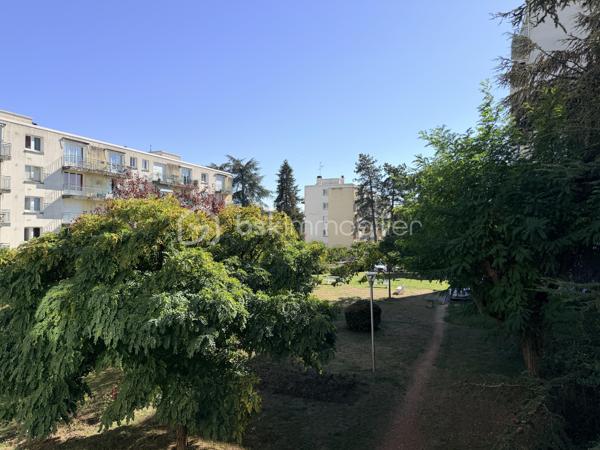Nouveauté appartement T2, rue de la Fosse Marine, à proximité de l'arrêt Tram Christ Roi.
Dans une résidence au calme, bien entretenue avec des espaces vert, appartement au 1 er étage avec ascenseur.
Entrée avec rangements, salon sejour exposé sud avec balcon, cuisine séparée, chambre spacieuse avec balcon, salle de bain avec fenêtre, wc séparés.
Chauffage individuel, faibles charges.
OPPORTUNITÉ À SAISIR