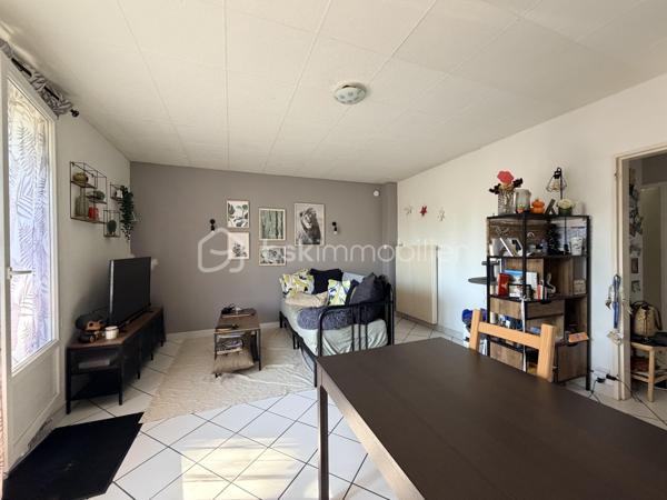 Nouveauté appartement T2, rue de la Fosse Marine, à proximité de l'arrêt Tram Christ Roi.
Dans une résidence au calme, bien entretenue avec des espaces vert, appartement au 1 er étage avec ascenseur.
Entrée avec rangements, salon sejour exposé sud avec balcon, cuisine séparée, chambre spacieuse avec balcon, salle de bain avec fenêtre, wc séparés.
Chauffage individuel, faibles charges.
OPPORTUNITÉ À SAISIR