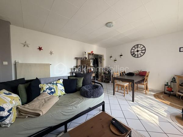 Nouveauté appartement T2, rue de la Fosse Marine, à proximité de l'arrêt Tram Christ Roi.
Dans une résidence au calme, bien entretenue avec des espaces vert, appartement au 1 er étage avec ascenseur.
Entrée avec rangements, salon sejour exposé sud avec balcon, cuisine séparée, chambre spacieuse avec balcon, salle de bain avec fenêtre, wc séparés.
Chauffage individuel, faibles charges.
OPPORTUNITÉ À SAISIR