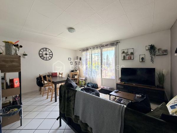 Nouveauté appartement T2, rue de la Fosse Marine, à proximité de l'arrêt Tram Christ Roi.
Dans une résidence au calme, bien entretenue avec des espaces vert, appartement au 1 er étage avec ascenseur.
Entrée avec rangements, salon sejour exposé sud avec balcon, cuisine séparée, chambre spacieuse avec balcon, salle de bain avec fenêtre, wc séparés.
Chauffage individuel, faibles charges.
OPPORTUNITÉ À SAISIR