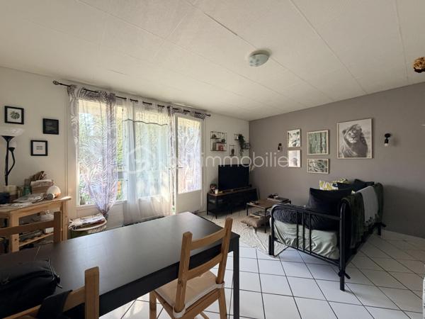 Nouveauté appartement T2, rue de la Fosse Marine, à proximité de l'arrêt Tram Christ Roi.
Dans une résidence au calme, bien entretenue avec des espaces vert, appartement au 1 er étage avec ascenseur.
Entrée avec rangements, salon sejour exposé sud avec balcon, cuisine séparée, chambre spacieuse avec balcon, salle de bain avec fenêtre, wc séparés.
Chauffage individuel, faibles charges.
OPPORTUNITÉ À SAISIR