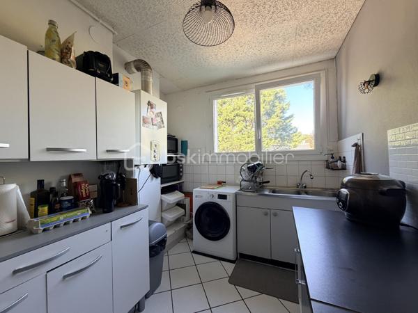 Nouveauté appartement T2, rue de la Fosse Marine, à proximité de l'arrêt Tram Christ Roi.
Dans une résidence au calme, bien entretenue avec des espaces vert, appartement au 1 er étage avec ascenseur.
Entrée avec rangements, salon sejour exposé sud avec balcon, cuisine séparée, chambre spacieuse avec balcon, salle de bain avec fenêtre, wc séparés.
Chauffage individuel, faibles charges.
OPPORTUNITÉ À SAISIR