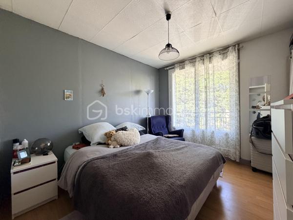 Nouveauté appartement T2, rue de la Fosse Marine, à proximité de l'arrêt Tram Christ Roi.
Dans une résidence au calme, bien entretenue avec des espaces vert, appartement au 1 er étage avec ascenseur.
Entrée avec rangements, salon sejour exposé sud avec balcon, cuisine séparée, chambre spacieuse avec balcon, salle de bain avec fenêtre, wc séparés.
Chauffage individuel, faibles charges.
OPPORTUNITÉ À SAISIR