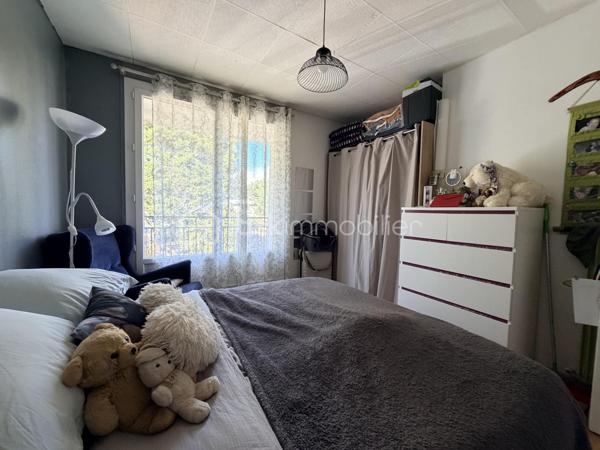 Nouveauté appartement T2, rue de la Fosse Marine, à proximité de l'arrêt Tram Christ Roi.
Dans une résidence au calme, bien entretenue avec des espaces vert, appartement au 1 er étage avec ascenseur.
Entrée avec rangements, salon sejour exposé sud avec balcon, cuisine séparée, chambre spacieuse avec balcon, salle de bain avec fenêtre, wc séparés.
Chauffage individuel, faibles charges.
OPPORTUNITÉ À SAISIR