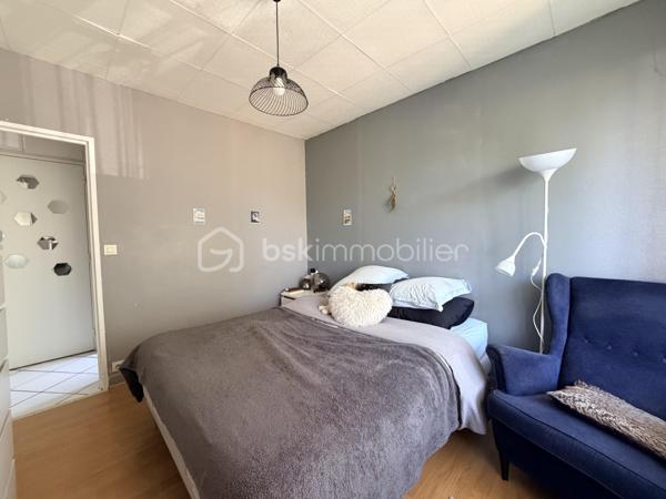 Nouveauté appartement T2, rue de la Fosse Marine, à proximité de l'arrêt Tram Christ Roi.
Dans une résidence au calme, bien entretenue avec des espaces vert, appartement au 1 er étage avec ascenseur.
Entrée avec rangements, salon sejour exposé sud avec balcon, cuisine séparée, chambre spacieuse avec balcon, salle de bain avec fenêtre, wc séparés.
Chauffage individuel, faibles charges.
OPPORTUNITÉ À SAISIR