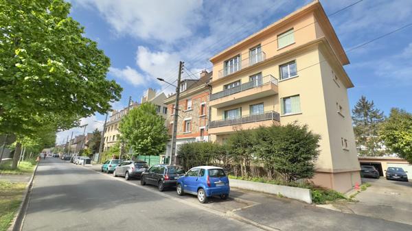 VAL D'ATHIS , GARE RER JUVISY À  800 M , DERNIER ETAGE , SANS VIS-A-VIS