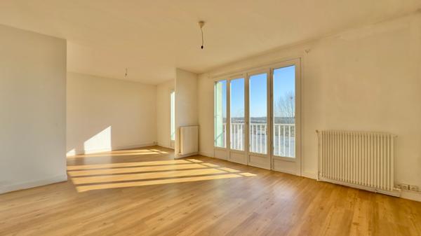 VAL D'ATHIS , GARE RER JUVISY À  800 M , DERNIER ETAGE , SANS VIS-A-VIS