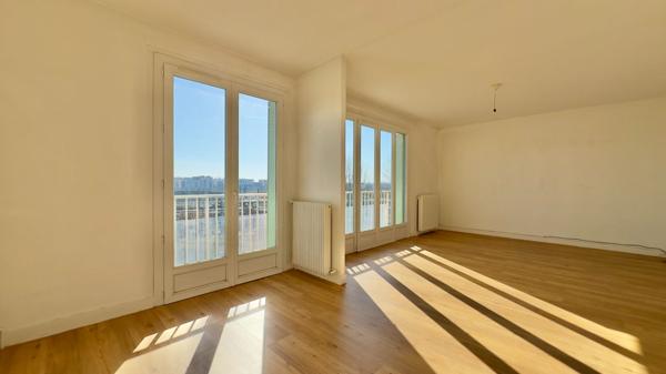 VAL D'ATHIS , GARE RER JUVISY À  800 M , DERNIER ETAGE , SANS VIS-A-VIS