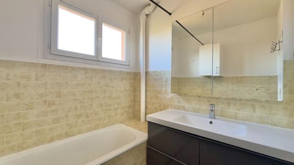 VAL D'ATHIS , GARE RER JUVISY À  800 M , DERNIER ETAGE , SANS VIS-A-VIS