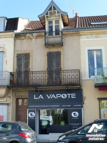 Immeuble place de la Mairie avec local commercial et appartements à rénover