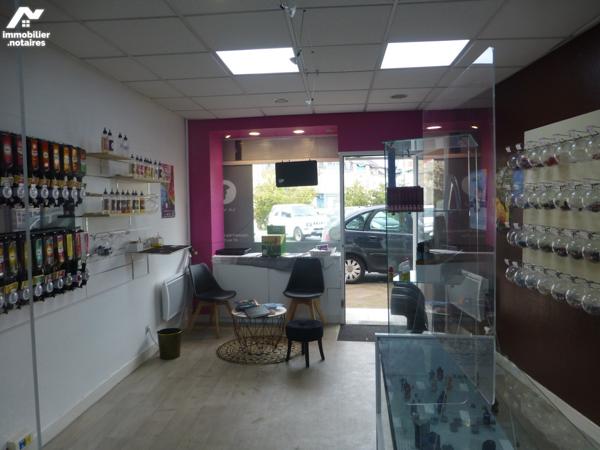 Immeuble place de la Mairie avec local commercial et appartements à rénover