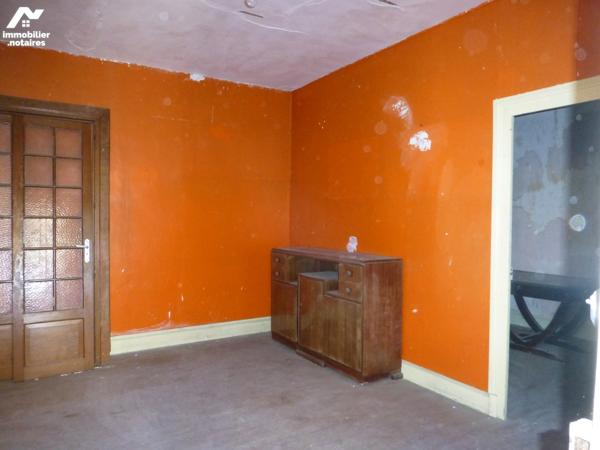 Immeuble place de la Mairie avec local commercial et appartements à rénover