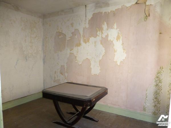 Immeuble place de la Mairie avec local commercial et appartements à rénover