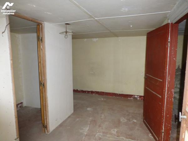 Immeuble place de la Mairie avec local commercial et appartements à rénover