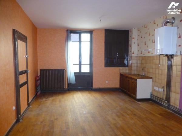 Immeuble place de la Mairie avec local commercial et appartements à rénover