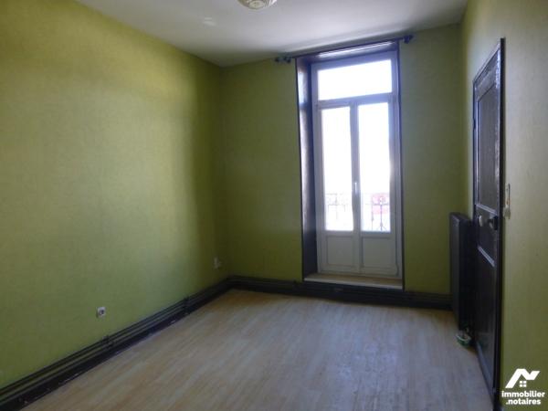 Immeuble place de la Mairie avec local commercial et appartements à rénover