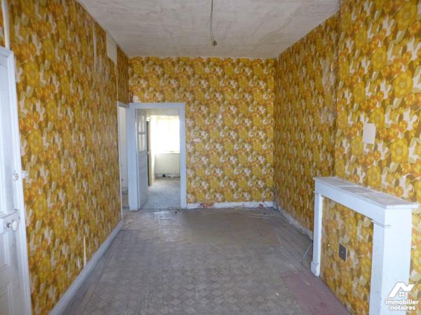 Immeuble place de la Mairie avec local commercial et appartements à rénover