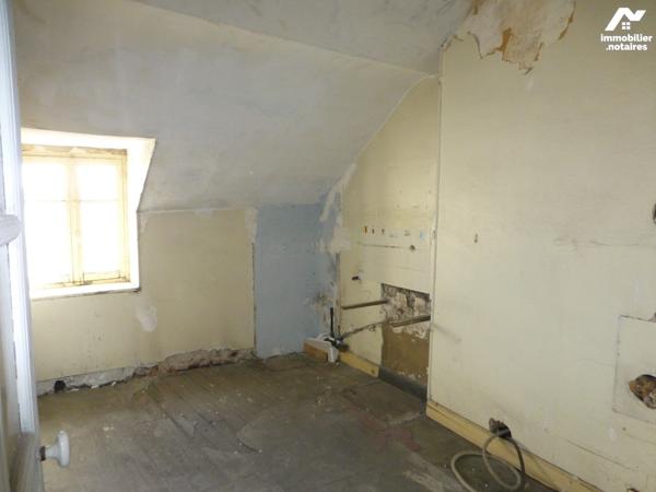 Immeuble place de la Mairie avec local commercial et appartements à rénover