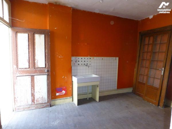 Immeuble place de la Mairie avec local commercial et appartements à rénover