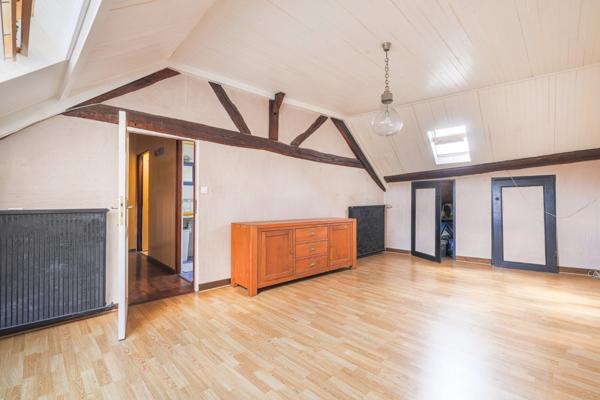 Maison + studio indépendant à Linas : un bien rare, évolutif et idéal pour un projet familial ou mixte.