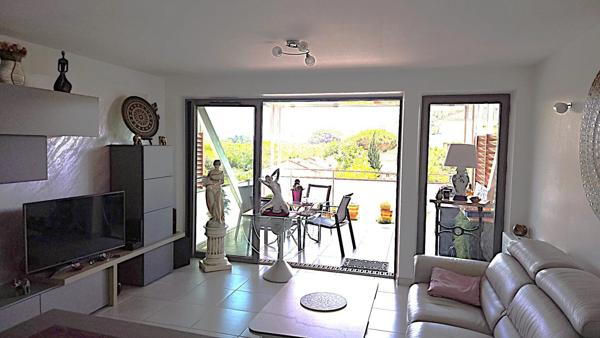 Vente                                                      Appartement
                        
                     3 pièces                      65 m2                     à Le Lavandou