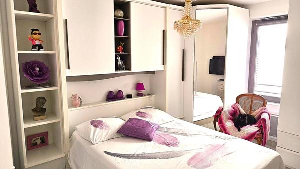Vente                                                      Appartement
                        
                     3 pièces                      65 m2                     à Le Lavandou