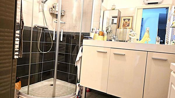 Vente                                                      Appartement
                        
                     3 pièces                      65 m2                     à Le Lavandou