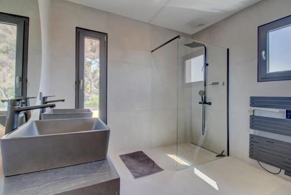 Villa T4/5 moderne et récente 110 m2 - Studio indépendant 40 m2 - Piscine