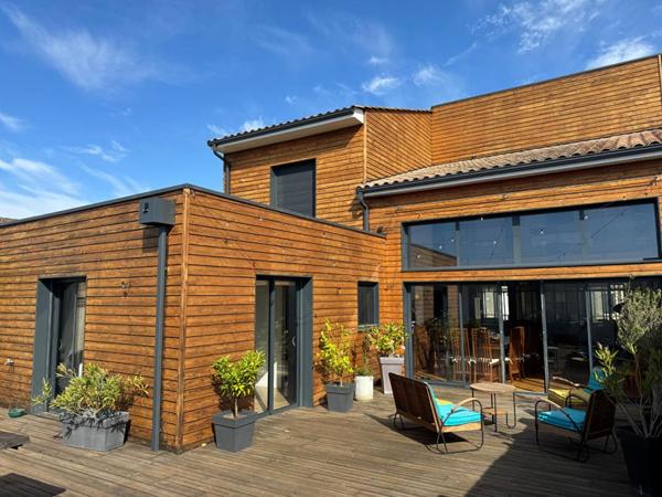 A Saint Loubès, Immeuble mixte de 388 m² - Appartement d'architecte spacieux - 6 pièces - 168 m2 - Local commercial de 220 m² - 385 m² de terrain -