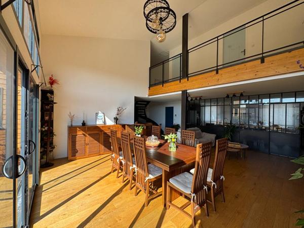 A Saint Loubès, Immeuble mixte de 388 m² - Appartement d'architecte spacieux - 6 pièces - 168 m2 - Local commercial de 220 m² - 385 m² de terrain -