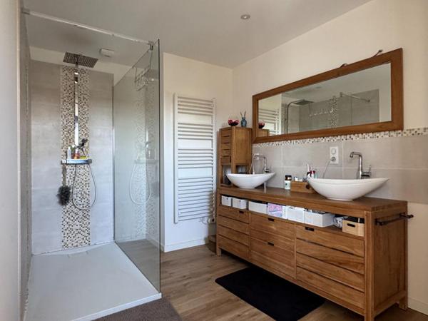 A Saint Loubès, Immeuble mixte de 388 m² - Appartement d'architecte spacieux - 6 pièces - 168 m2 - Local commercial de 220 m² - 385 m² de terrain -