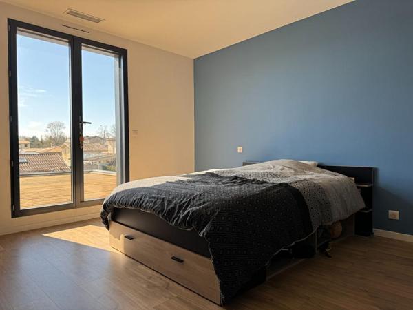 A Saint Loubès, Immeuble mixte de 388 m² - Appartement d'architecte spacieux - 6 pièces - 168 m2 - Local commercial de 220 m² - 385 m² de terrain -