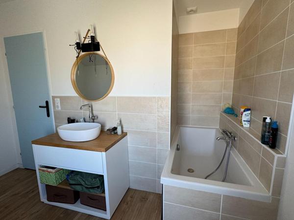 A Saint Loubès, Immeuble mixte de 388 m² - Appartement d'architecte spacieux - 6 pièces - 168 m2 - Local commercial de 220 m² - 385 m² de terrain -
