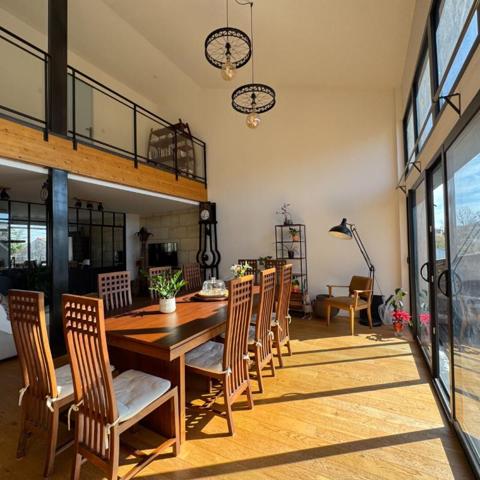A Saint Loubès, Immeuble mixte de 388 m² - Appartement d'architecte spacieux - 6 pièces - 168 m2 - Local commercial de 220 m² - 385 m² de terrain -