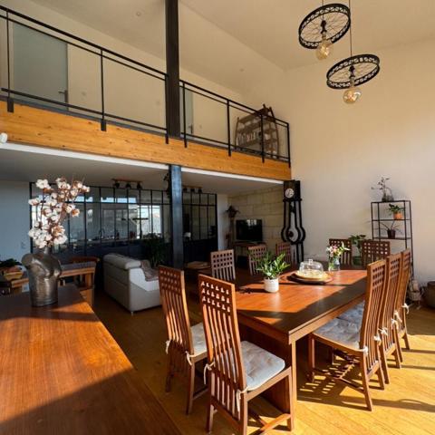 A Saint Loubès, Immeuble mixte de 388 m² - Appartement d'architecte spacieux - 6 pièces - 168 m2 - Local commercial de 220 m² - 385 m² de terrain -