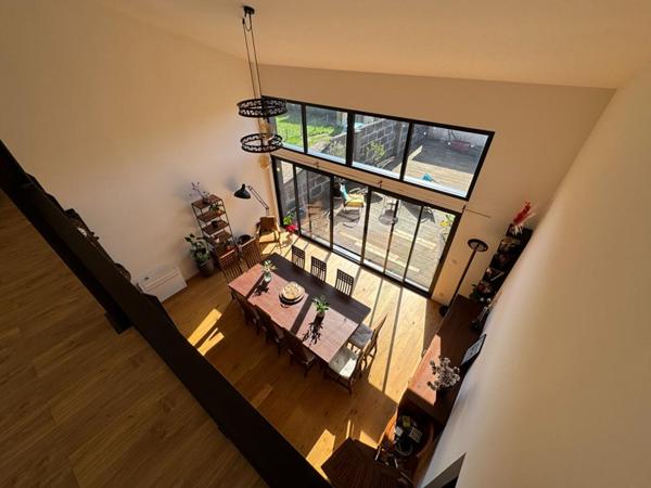 A Saint Loubès, Immeuble mixte de 388 m² - Appartement d'architecte spacieux - 6 pièces - 168 m2 - Local commercial de 220 m² - 385 m² de terrain -